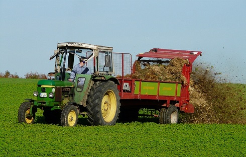 traktor rastura stajnjak